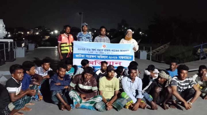 চাঁদপুরে জাটকা ধরার অপরাধে ১৭ জেলের জরিমানা